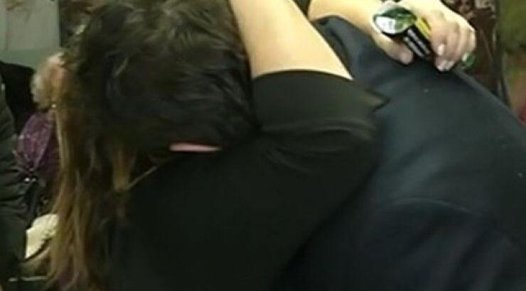 Οι αγκαλιές on camera για γοητευτικό Έλληνα ηθοποιό με συνάδελφό του