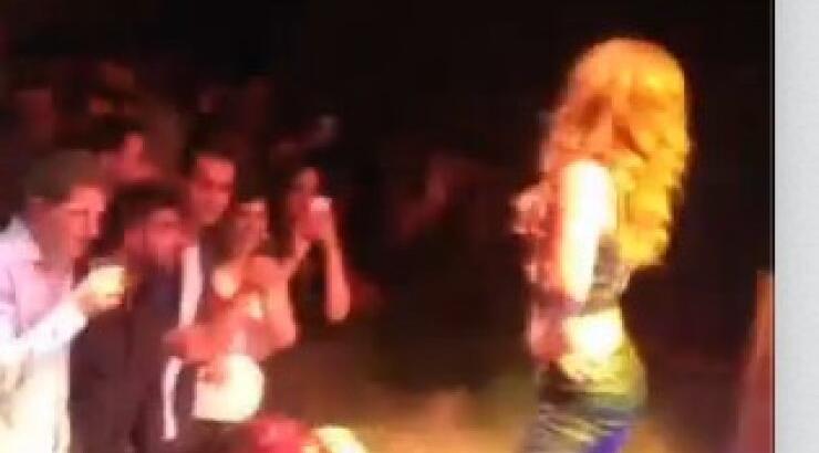 Δείτε την Ελευθερία Ελευθερίου sexy όσο ποτέ να λικνίζεται σε σκηνή στη Μελβούρνη [video]