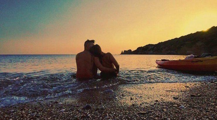 Επώνυμη Ελληνίδα ανεβαίνει τα σκαλιά της εκκλησίας