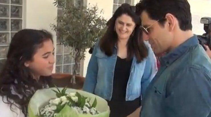 Σάκης Ρουβάς:  Η άφιξη του σε δημοτικό σχολείο της Ακρόπολης