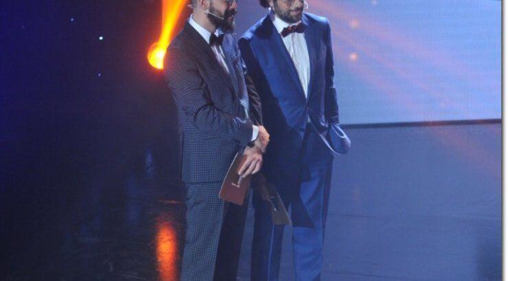 Πάνος Μουζουράκης - Κωστής Μαραβέγιας: Το παιχνίδι που έπαιξαν επί σκηνής και σκόρπισαν γέλιο στους παρευρισκόμενους των 13ων Βραβείων "Madame Figaro" Γυναίκες της Χρονιάς