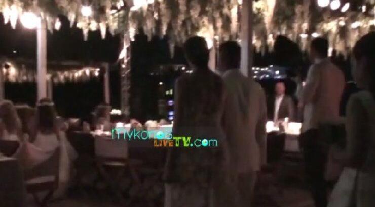 Κύπριος σχεδιαστής δημιούργησε το νυφικό του πιο παραμυθένιου γάμου στη Μύκονο [βίντεο]