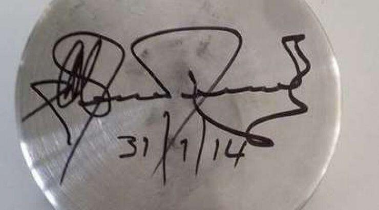 Νίκος Αναστασιάδης: Υπέγραψε στο τασάκι που πέταξε στον Λούη Πατσαλίδη