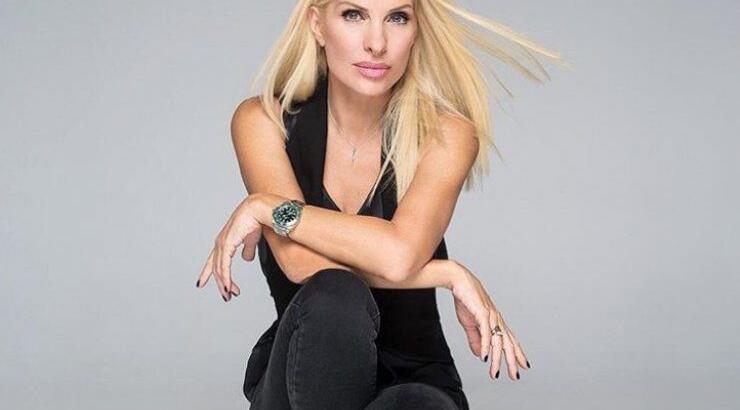 Η Ελένη Μενεγάκη σου δείχνει πως μπορείς να φορέσεις ένα ανοιξιάτικο φόρεμα αύτη τη περίοδο