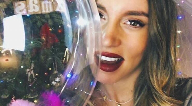 Αθηνά Οικονομάκου: Δείτε τι έτρωγε και μόλις είδε τους φωτογράφους το έδωσε αλλού