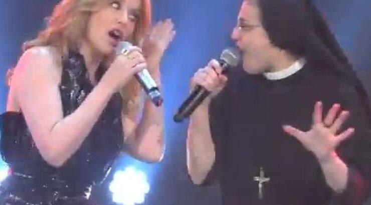 The Voice: Το ντουέτο της καλόγριας με την Κάιλι Μινόγκ! [βίντεο]