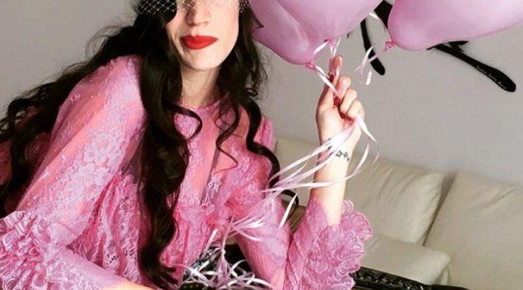 Ήβη Αδάμου: Δείτε την με κόκκινο sexy φόρεμα πάνω στη σκηνή με τη φουσκωμένη της κοιλίτσα να φαίνεται