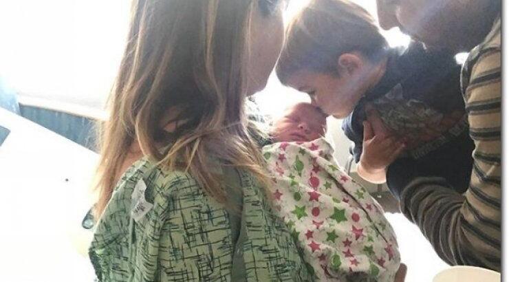 Γνωστή τραγουδίστρια γέννησε και το ανακοίνωσε στο instagram