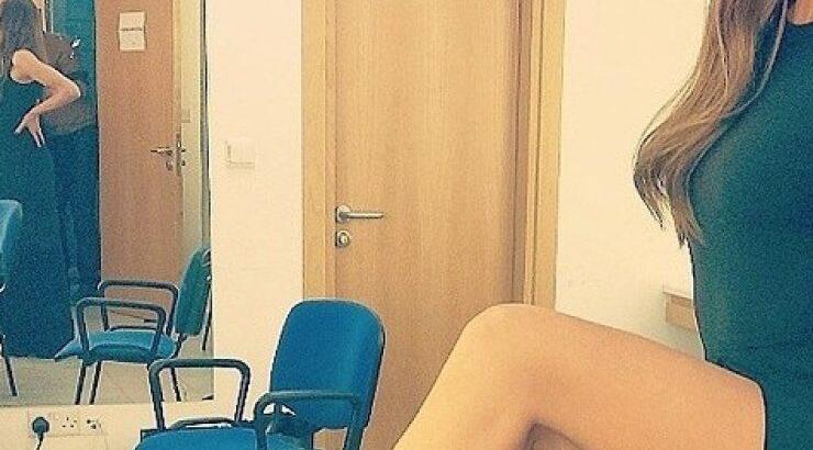 Ποζάρει στην Κύπρο και μας δείχνει τα καλίγραμμα πόδια της!