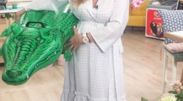 Χριστιάνα Αριστοτέλους: Δείτε την με ολόσωμο μαγιό στην παραλία στον έβδομo μήνα της εγκυμοσύνης της