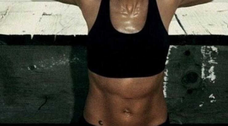  Γέννησε πριν τρεις μήνες γέννησε δίδυμα και τώρα έχει αυτούς τους κοιλιακούς