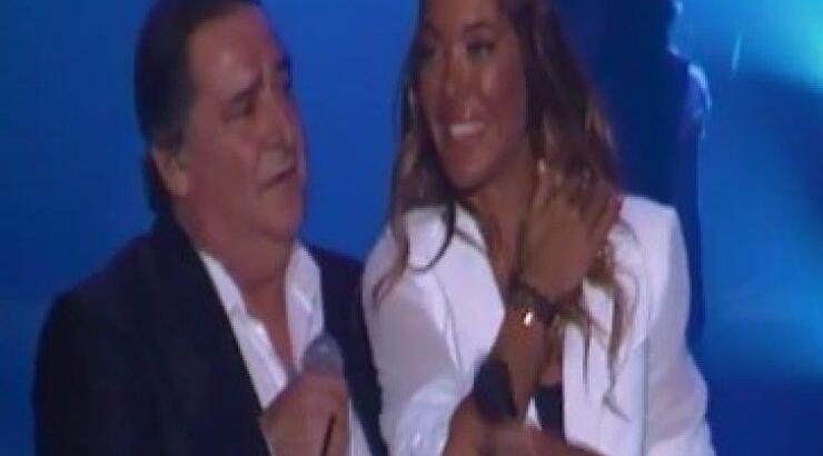 Βασίλης Καρράς: Λυγίζει επι σκηνής και βάζει τα κλάματα