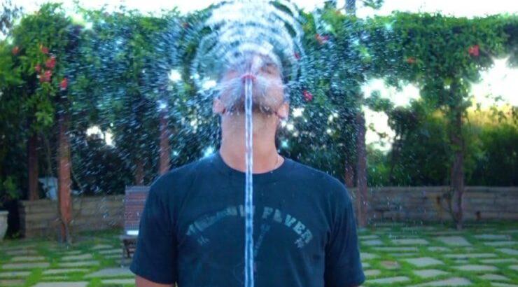 Ελληνας τραγουδιστής και ηθοποιός αποκάλυψε πως κακοποιήθηκε σεξουαλικά από τη babysitter του