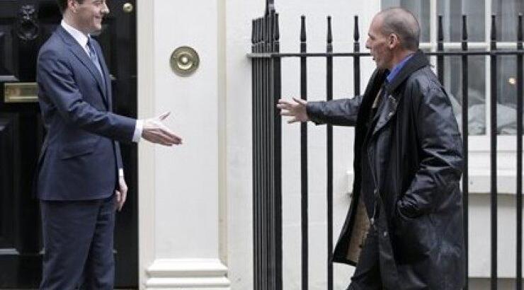 Τι απαντά η σύζυγός του Γιάνη Βαρουφάκη για την εμφάνιση του στο Λονδίνο που σχολιάστηκε αρνητικά