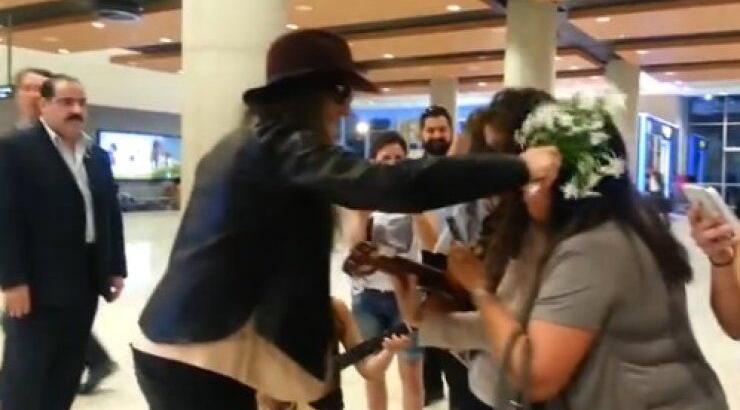 Γιατί η Άννα Βίσση χτυπά θαυμάστριά της στο αεροδρόμιο Λάρνακας; [βίντεο]