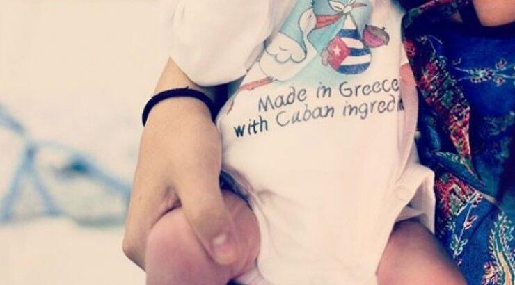 Επώνυμη Ελληνίδα δημοσίευσε την πρώτη φωτογραφία του νεογέννητου μωρού της