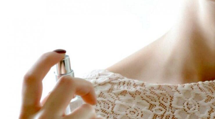 Ψεκάστε το άρωμά σας το πρωί και θα μυρίζετε μέχρι το βράδυ