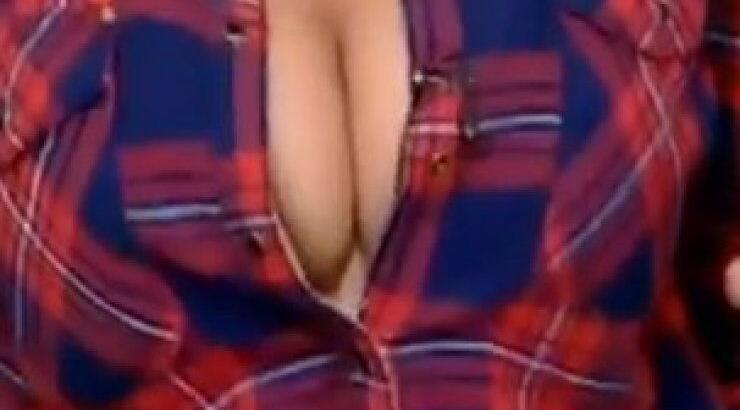 Σε ποια Ελληνίδα ανήκει αυτό το ντεκολτέ; [video]