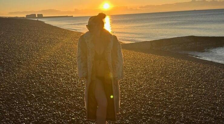 Κύπρια παρουσιάστρια πόσταρε πρώτη φορά topless φωτογραφίες της στο μπαλκόνι 