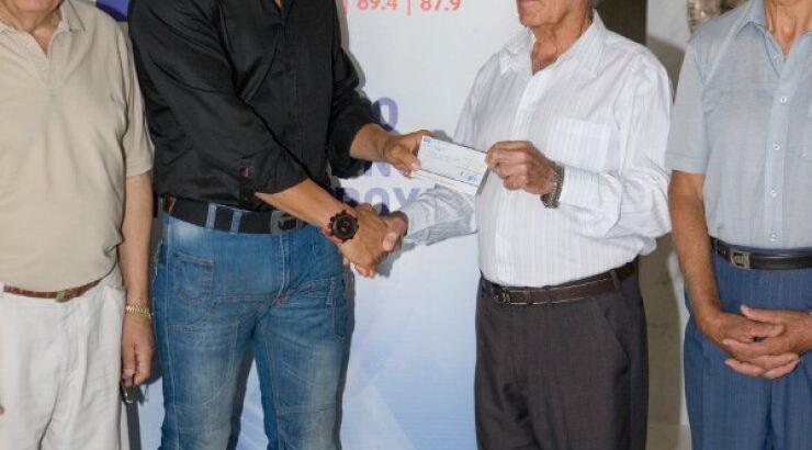 Η τελετή παράδοσης της επιταγής από τα έσοδα του "Τραγουδώ το νησί μου" από το Ράδιο Πρώτο... 