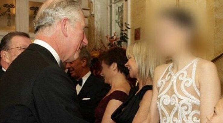 Γνωστή τραγουδίστρια εμφανίστηκε χωρίς σουτιέν μπροστά στον Κάρολο