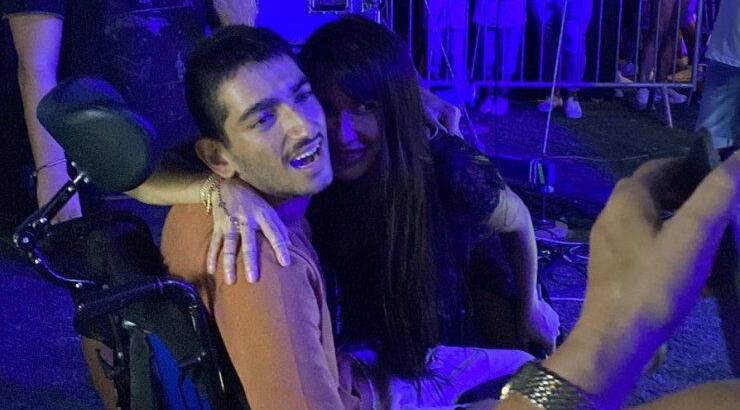 Πάολα: Τραγούδησε σε νεαρό με τετραπληγία σε συναυλία της στο Δάλι και συγκίνησε όλους