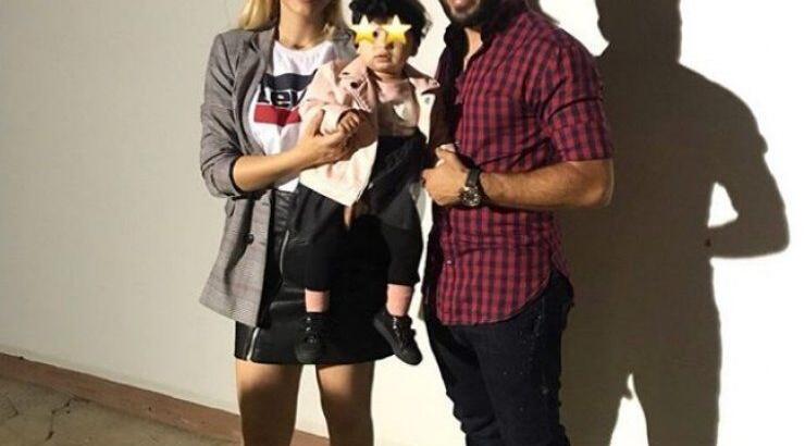 Πόσο χαριτωμένο: Δείτε την μικρή Αργυρώ να χειροκροτεί τον μπαμπά της τη στιγμή που βραβεύεται 