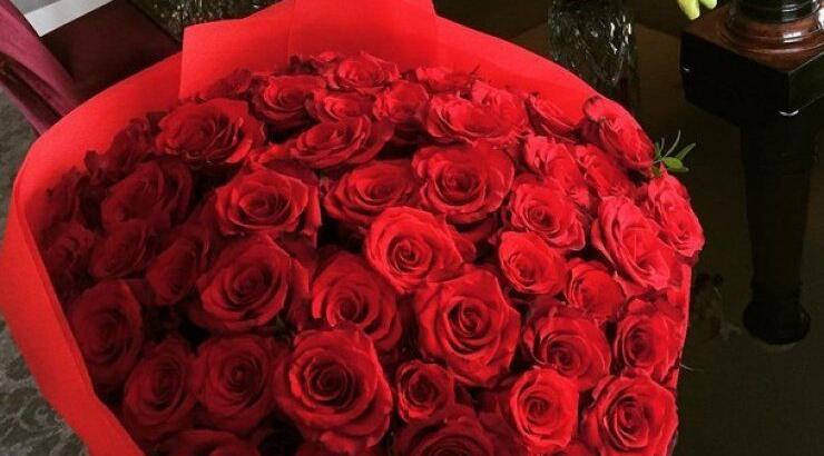 Ποια επώνυμη έλαβε δώρο αυτή την ανθοδέσμη από τον σύζυγό της;