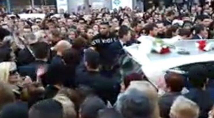 Υποβασταζόμενη η μητέρα του Παντελή ακολουθεί την πομπή