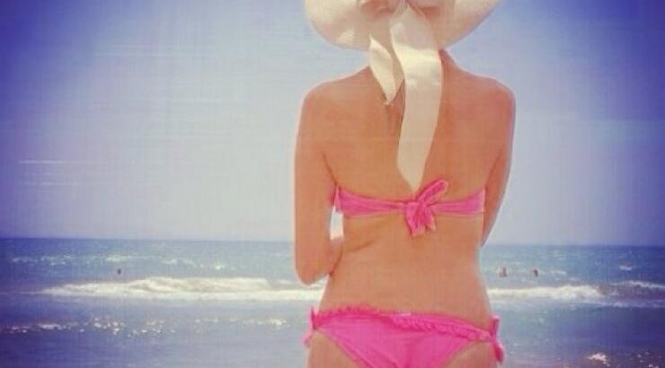 Κύπρια ηθοποιός μας δείχνει την πίσω όψη της στο πρώτο της μπάνιο στη θάλασσα!