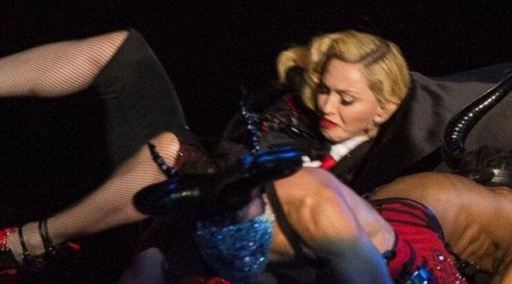 Η απίστευτη πτώση της Madonna στη σκηνή των Brit Awards!