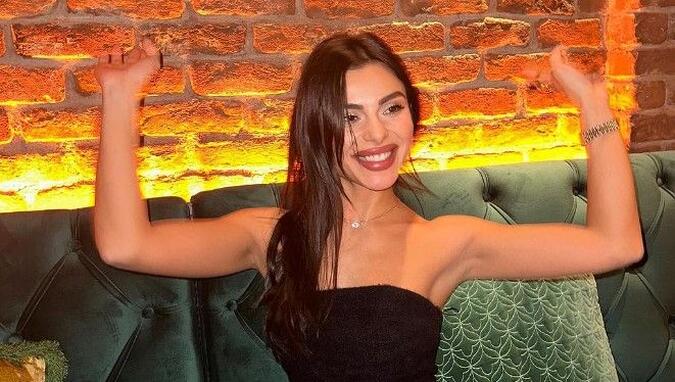 Ελευθερία Ελευθερίου: Έφαγε τούμπα και της έφυγε η φούστα ενώ τραγουδούσε [βίντεο]