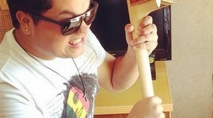 Γιούρι Μέλικοφ: Ετοιμάζεται να σπάσει την κιθάρα του στο κεφάλι του...