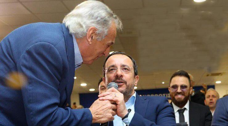 Νίκος Χριστοδουλίδης: Τραγούδησε το "Χώμα που περπάτησα" σε εκδήλωση και αποθεώθηκε [βίντεο]