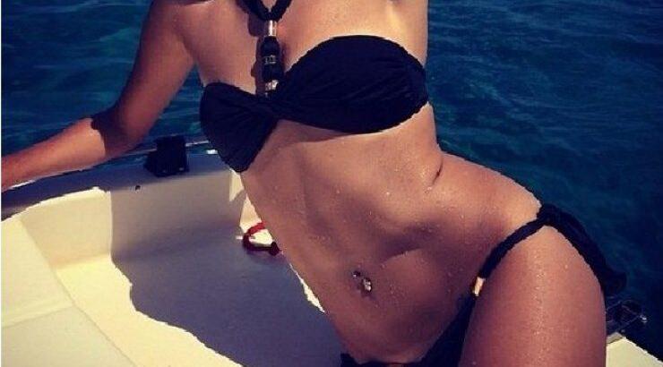 Κύπρια ηθοποιός ποζάρει σε σκάφος και προκαλεί...