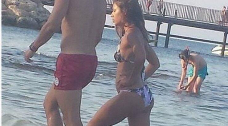 Ελευθερία Ελευθερίου: Με νεαρό σε παραλία του Πρωταρά