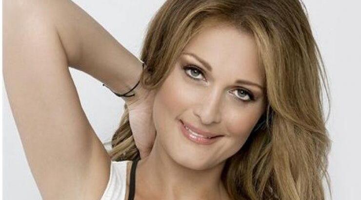 Η Νατάσα Θεοδωρίδου τραγουδά για την αγάπη