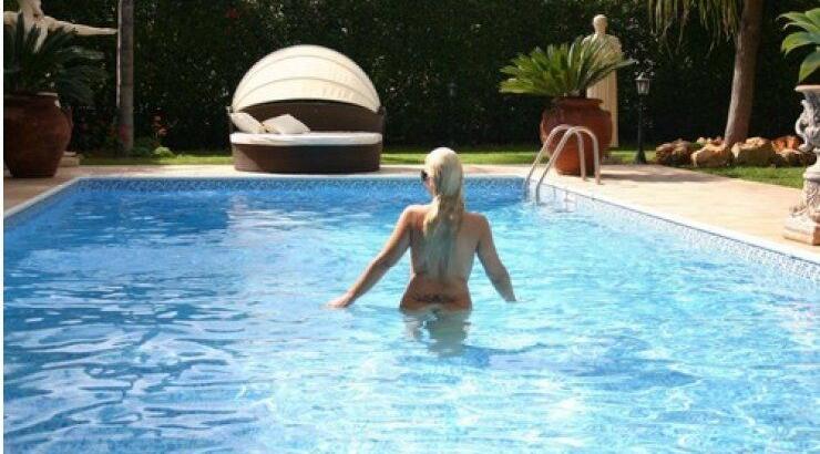 Κύπρια επιχειρηματίας ολόγυμνη στην πισίνα της στην Λεμεσό