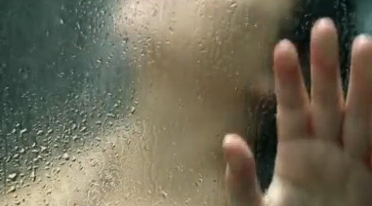 Η Καίτη Γαρμπή τραγουδά γυμνή στο μπάνιο της