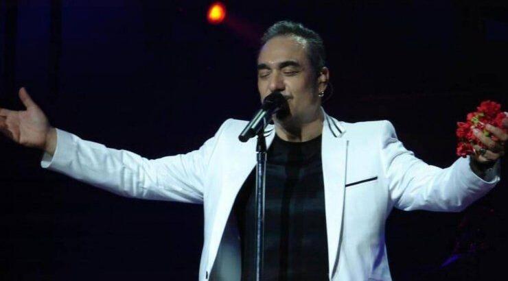 Νότης Σφακιανάκης: Μοίραζε αυτόγραφα και έβγαζε φωτογραφίες στο αστυνομικό τμήμα [βίντεο]