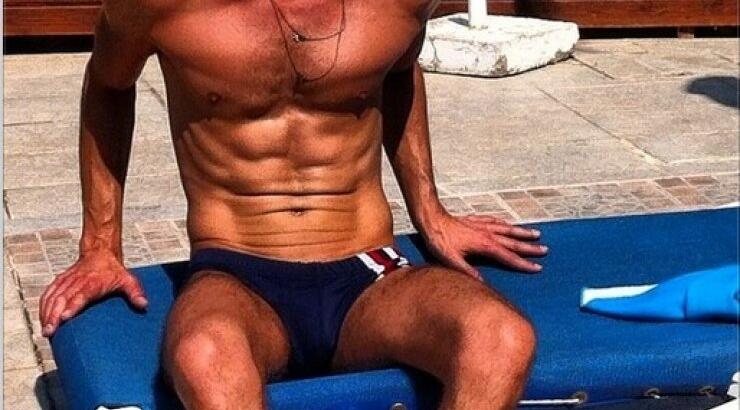 Κύπριος τραγουδιστής αναστατώνει με το γραμμωμένο κορμί του