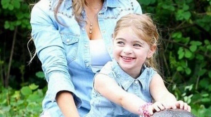 Είναι ολόιδια η διάσημη μαμά της! Μπορείτε να την αναγνωρίσετε;