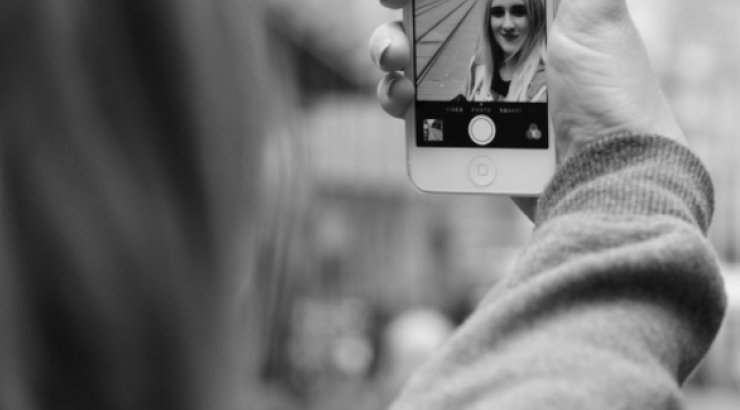 Γιατί μας αρέσει να βγάζουμε selfies;