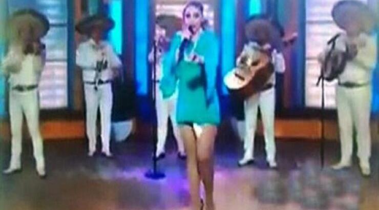 Δεν θα πιστεύετε τι έπαθε τραγουδίστρια στον αέρα εκπομπής!