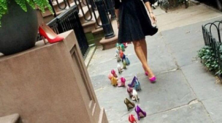 Η Sarah Jessica Parker αποκαλύπτει τη νέα συλλογή παπουτσιών της με τον πιο έξυπνο τρόπο!  
