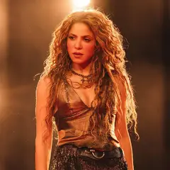 Shakira: Οπερατέρ πέφτει μπροστά στα πόδια της, τον προσπερνά και γίνεται viral