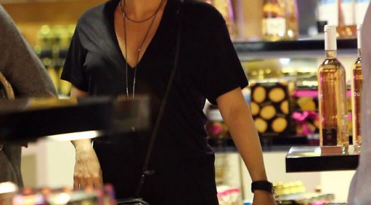 H έγκυος Shakira κάνει shopping στο Παρίσι [εικόνες]