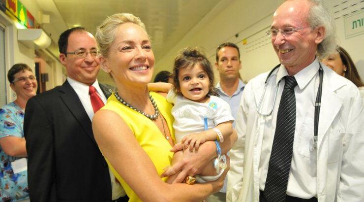 Η Sharon Stone στο Νοσοκομείο Hadassah στο Ισραήλ