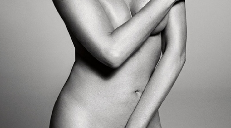 Ποια ηθοποιός φωτογραφίζεται ολόγυμνη στα 57 της και σκορπάει εγκεφαλικά;