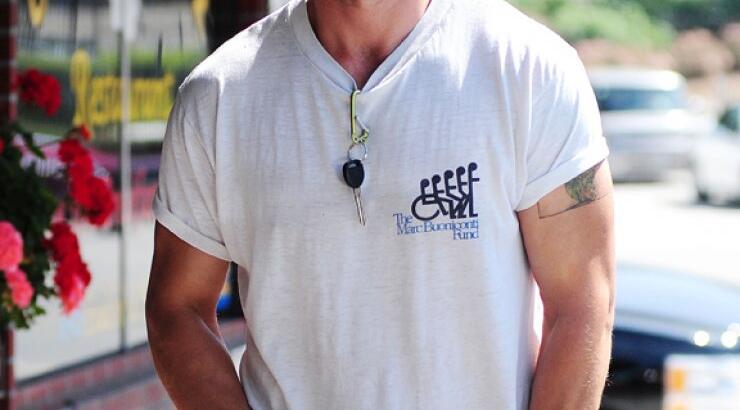 Είναι διάσημος, σέξυ και…μέλος των ανώνυμων αλκοολικών [εικόνες]